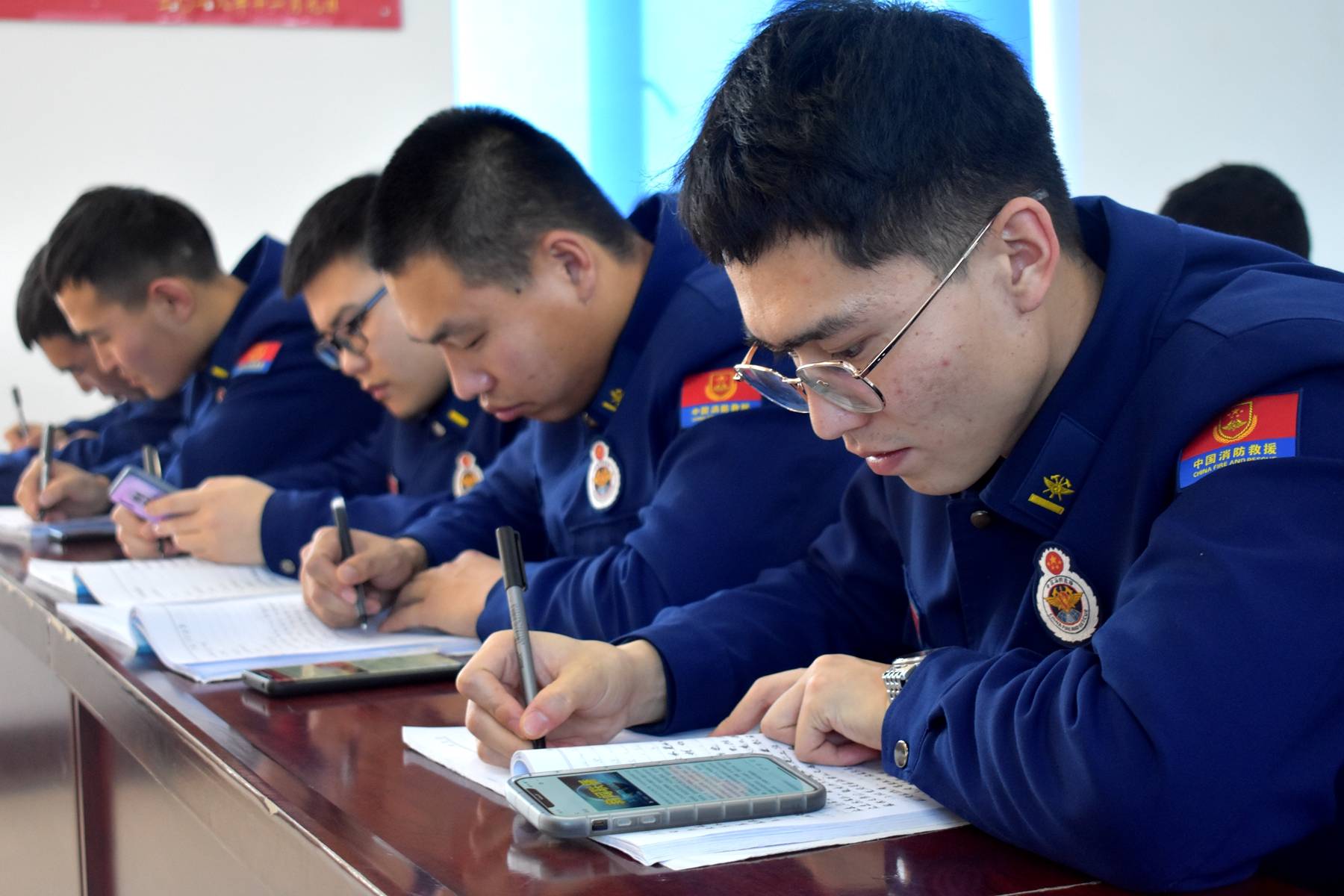 PG电子入口 -里昂内部会议纪要流出——清晨临场应变，社区盾使命明确，纪律约束更严格 